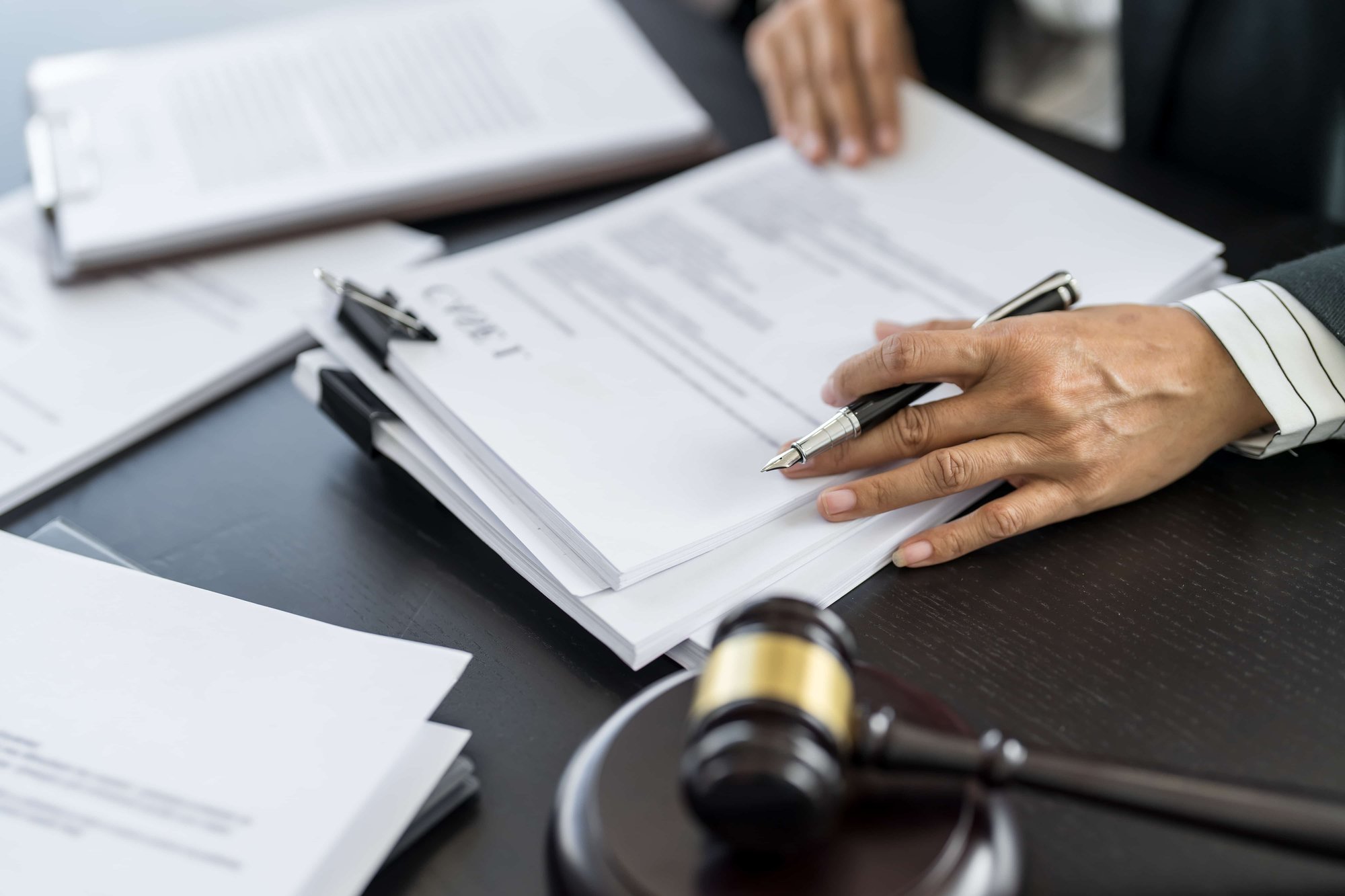 abogado na sumusuri sa mga legal na dokumento