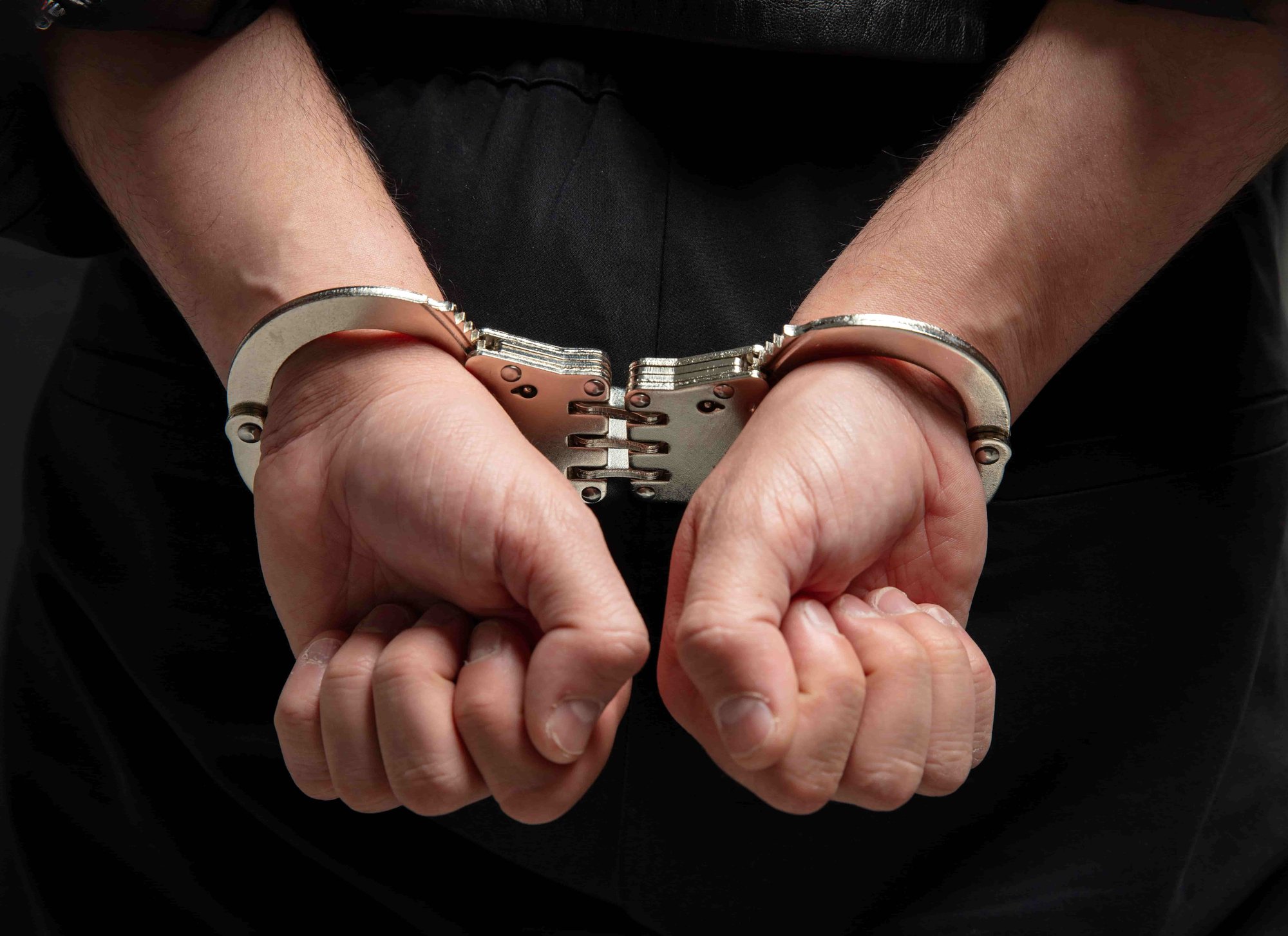 malapitang-pagtingin-ng-isang-ma-na-may-posas