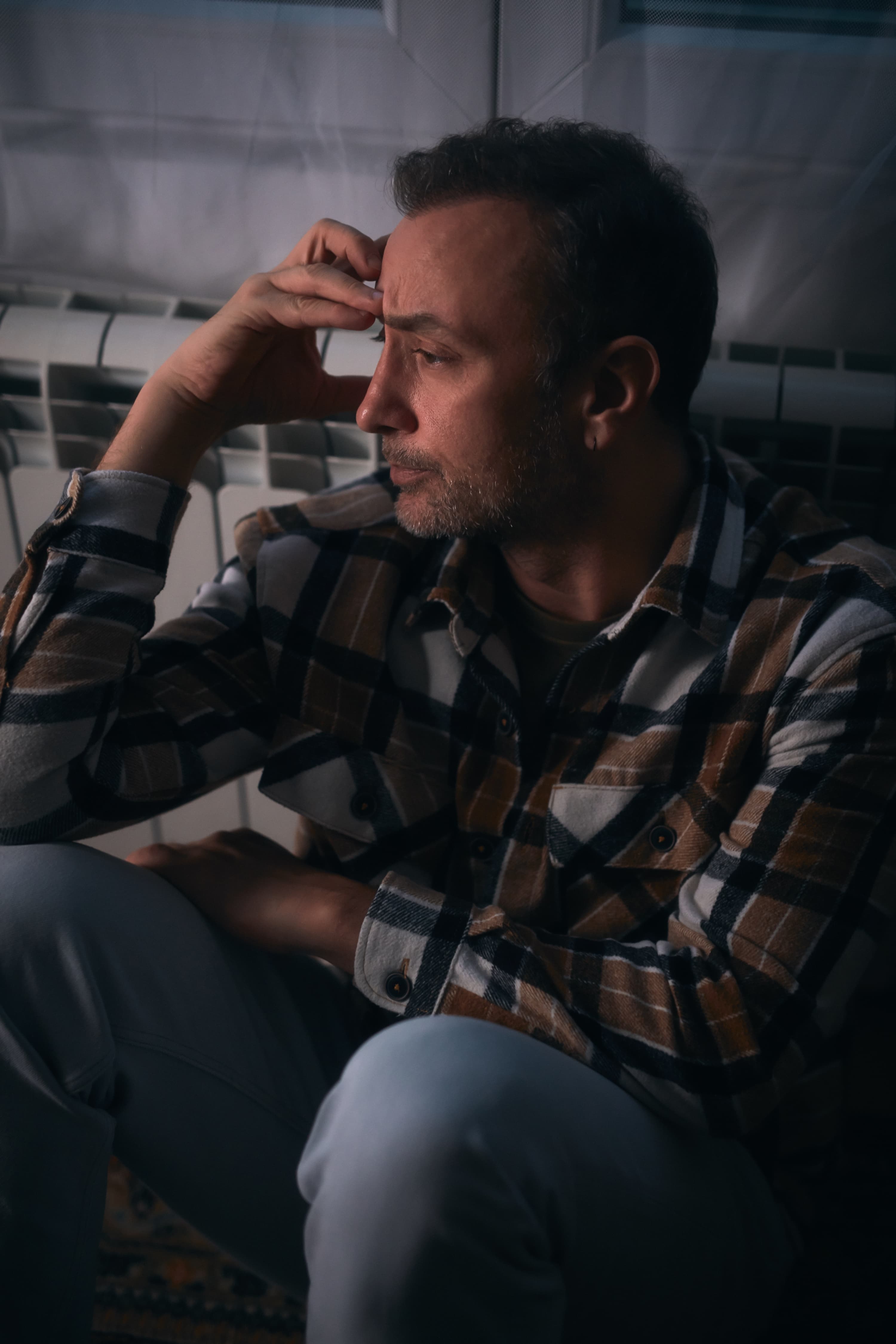 lalaking-nag-aalalang-nakaupo-sa-sahig